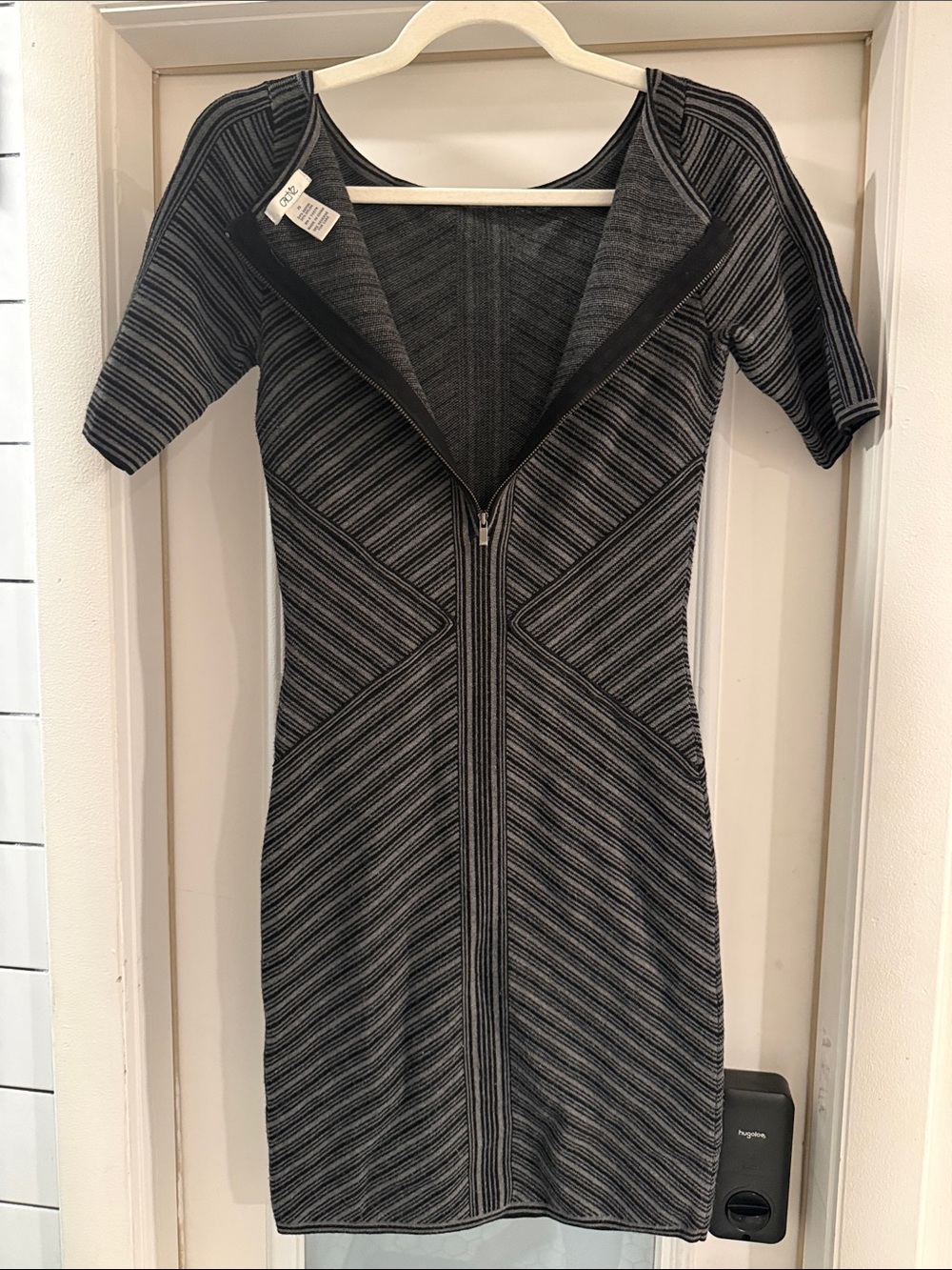 Cache Sheath Dress - Picture 4 of 6
